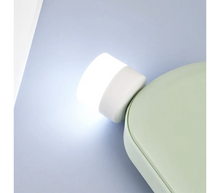 Lade das Bild in den Galerie-Viewer, Lampadina Notturna USB LED Mini Luce Calda  Illuminazione Portatile 1W
